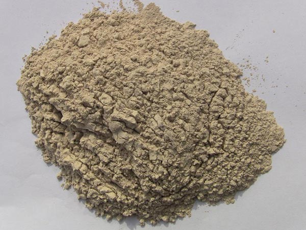 礬土性質(zhì) 礬土主要成分是氧化鋁，為煉鋁和耐火材料的主要原料。白色或灰白色，因含鐵而呈褐黃或淺紅色。密度3.45g/cm3，硬度1～3，不透明，質(zhì)脆。極難熔化，不溶于水，能溶于硫酸、氫氧化鈉溶液。 地區(qū)分布 中國鋁土礦資源比較豐富，在全國18個(gè)省、自治區(qū)、直轄市已查明鋁土礦產(chǎn)地205處，其中大型產(chǎn)地72處（不包括臺(tái)灣），主要分布在山西、山東、河北、河南、貴州、四川、廣西、遼寧、湖南等地。 投資前景 1.可用于煉鋁工業(yè)。用于國防、航空、汽車、電器、化工、日常生活用品等。 2.可用于精密鑄造。礬土熟料加工成細(xì)粉做成鑄模后精鑄。用于軍工、航天、通訊、儀表、機(jī)械及醫(yī)療器械部門。 3.可用于耐火制品。高鋁礬土熟料耐火度高達(dá)1780℃，化學(xué)穩(wěn)定性強(qiáng)、物理性能良好。 4.硅酸鋁耐火纖維。用于鋼鐵、有色冶金、電子、石油、化工、宇航、原子能、國防等多種工業(yè)，消防人員可用耐火纖維布做成衣服。 5.制造礬土水泥、研磨材料、陶瓷工業(yè)以及化學(xué)工業(yè)可制鋁的各種化合物。 鋁礬土磨粉制備 鋁礬土粉是選用煅燒過的熟鋁礬土礦石用雷蒙磨加工制成的細(xì)粉，粒度通常為100目-325目，在耐火材料行業(yè)得到了廣泛的應(yīng)用。通常加工的流程為先經(jīng)顎式破碎機(jī)進(jìn)行破碎，然后篩分進(jìn)入鋁礬土雷蒙磨或鋁礬土超細(xì)磨粉機(jī)中，進(jìn)行鋁礬土粉制備，使其應(yīng)用更加廣泛。
