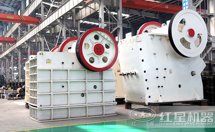 顎式破碎機(jī)實(shí)拍圖，型號(hào)多樣，價(jià)格在10-80萬(wàn)之間