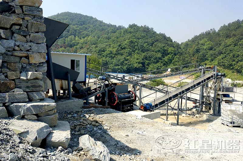 顎式細(xì)破碎機(jī)破碎現(xiàn)場，搭配制砂機(jī)使用